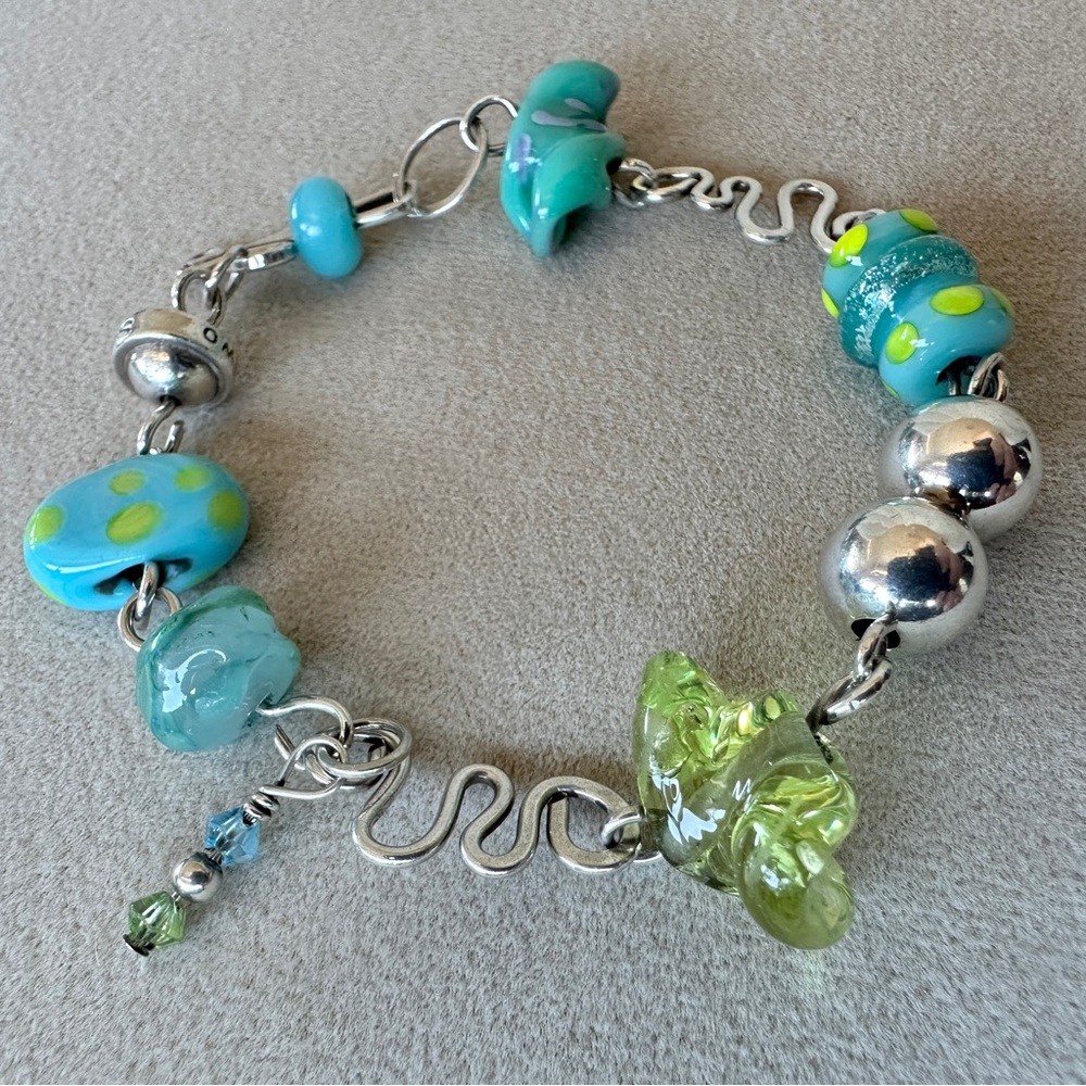 Artisan-made sterling silver and glass bead charm bracelet - Picture 4 of 11